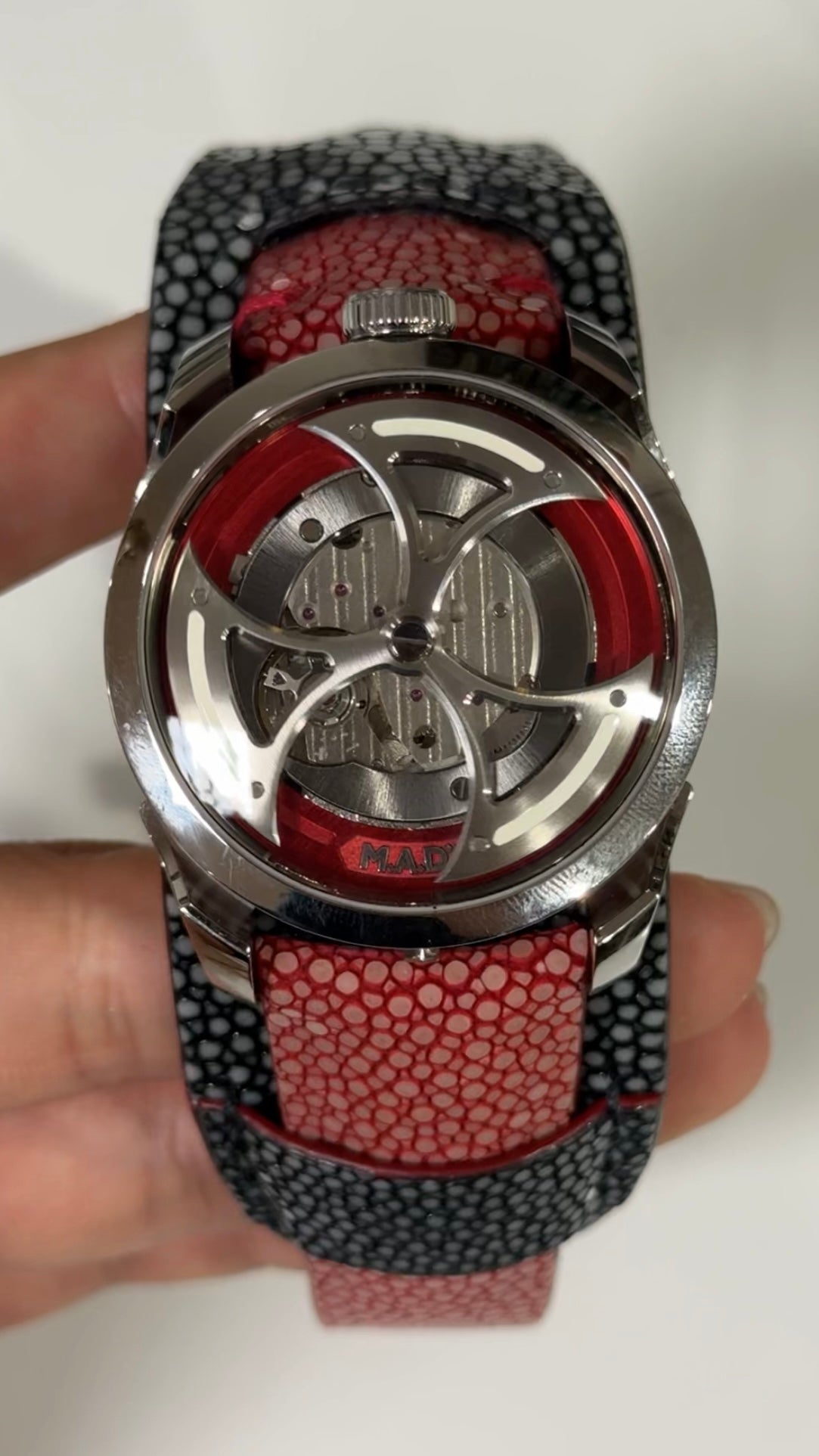 MB&F M.A.D.1｜P型 台座カスタム ガルーシャ レッド&ブラック