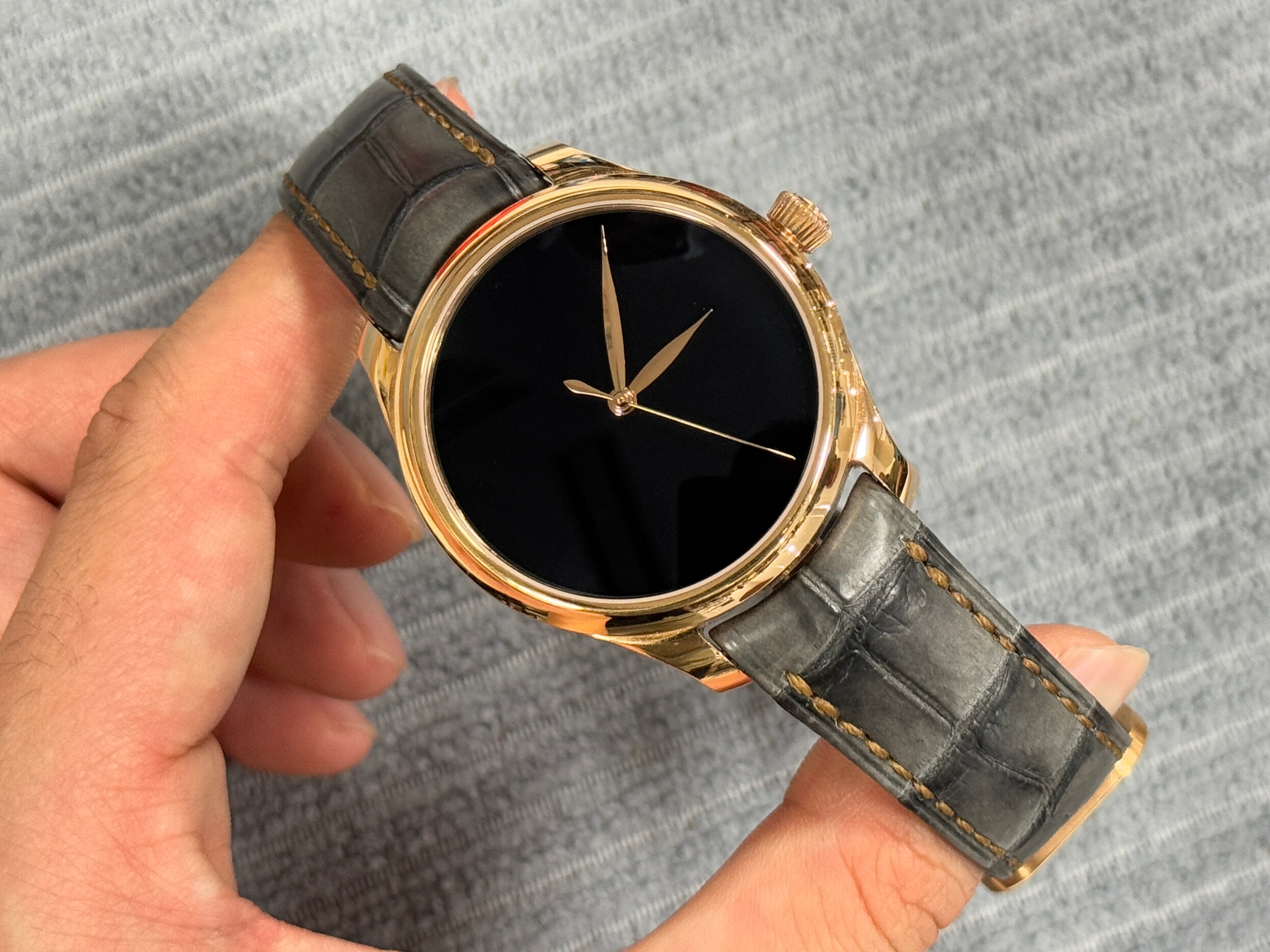 【製作事例】H.モーザー Endeavour Centre Seconds Concept × 墨染クロコダイルストラップ - 松下庵