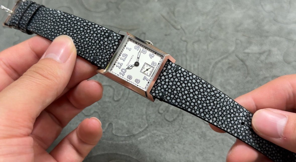 【オーダーストラップ・革ベルト製作事例】Tiffany & Co. ティファニー スクエア 1874M × ブラックガルーシャ｜異素材が織りなすエレガンス - 松下庵