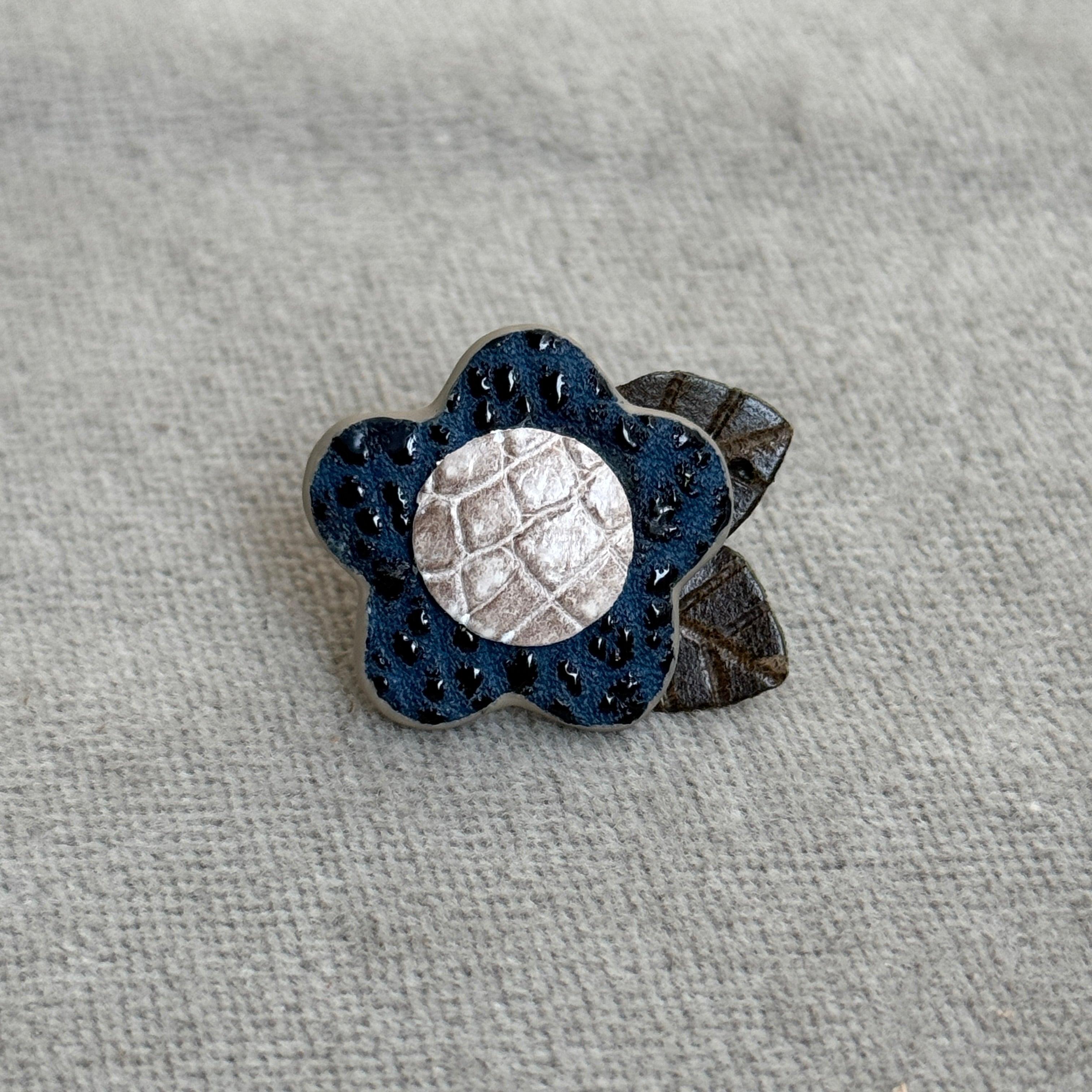 レザーブローチ 純花｜黒桟革 極 藍染 ＆ヒマラヤクロコダイル – 松下庵