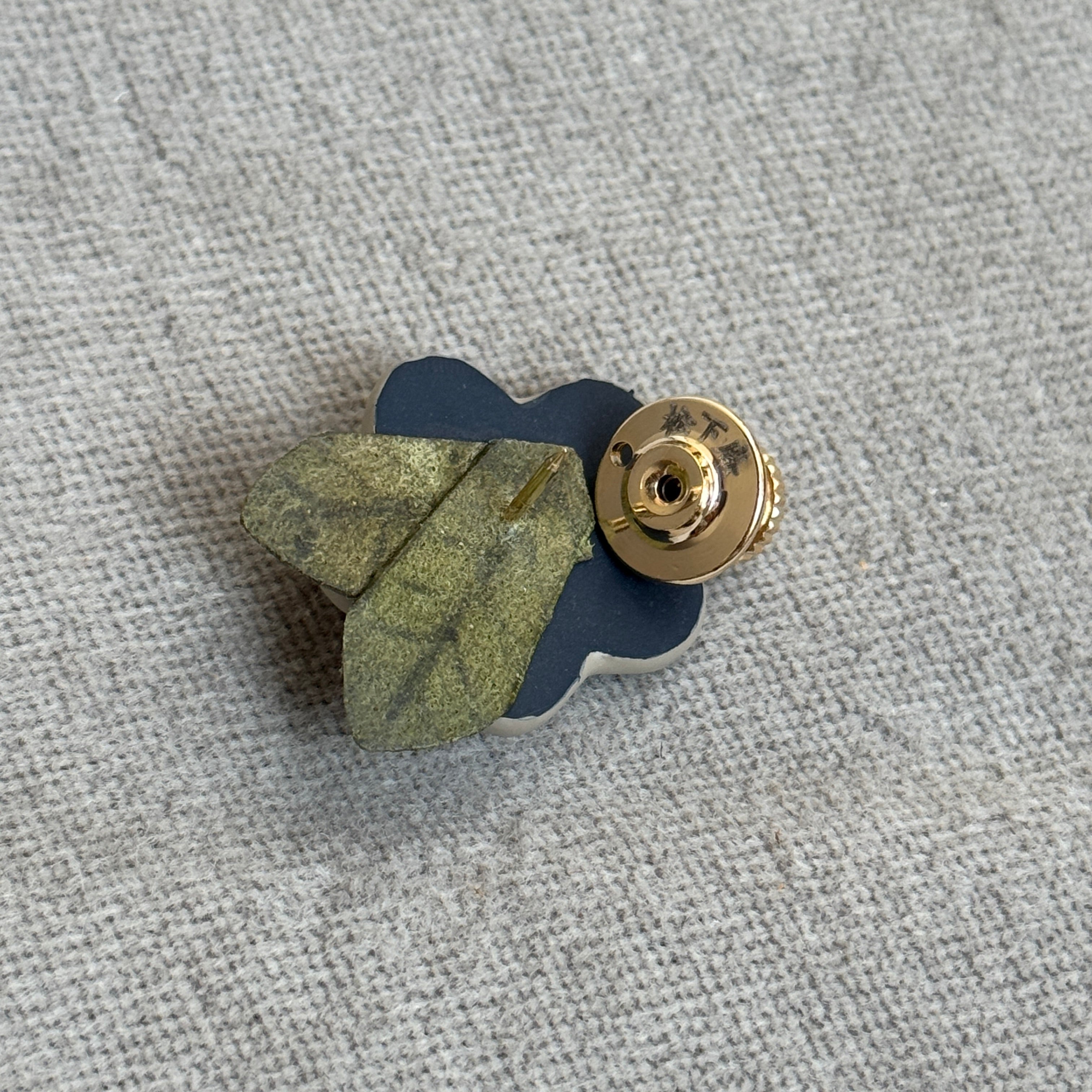 レザーブローチ 純花｜黒桟革 極 藍染 ＆ヒマラヤクロコダイル – 松下庵