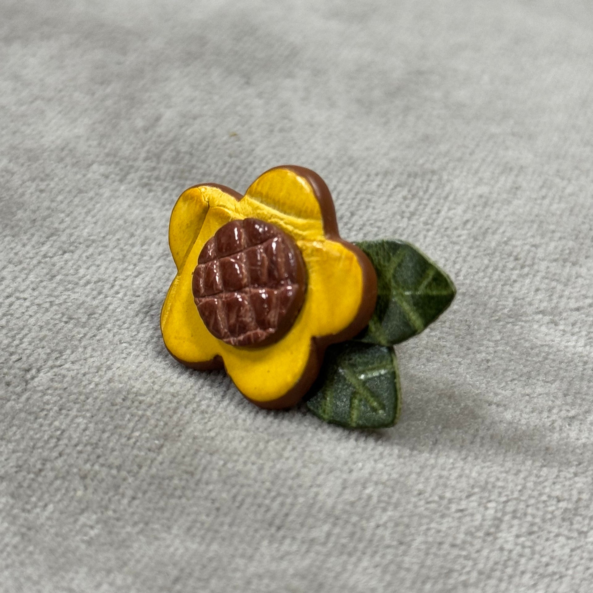 レザーブローチ 純花/すみれ｜イエローブラウン – 松下庵