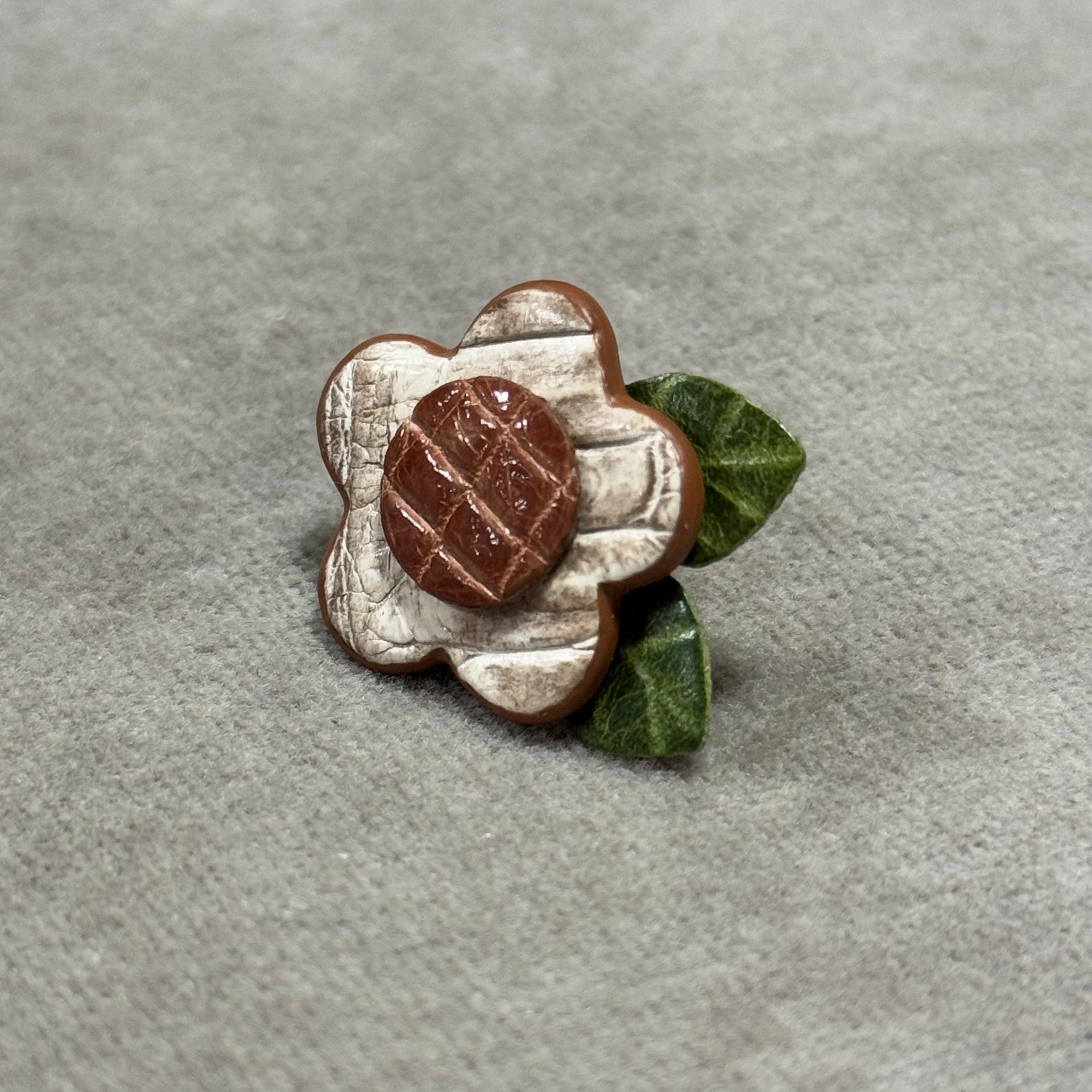 レザーブローチ 純花/すみれ｜ヒマラヤンブラウン – 松下庵